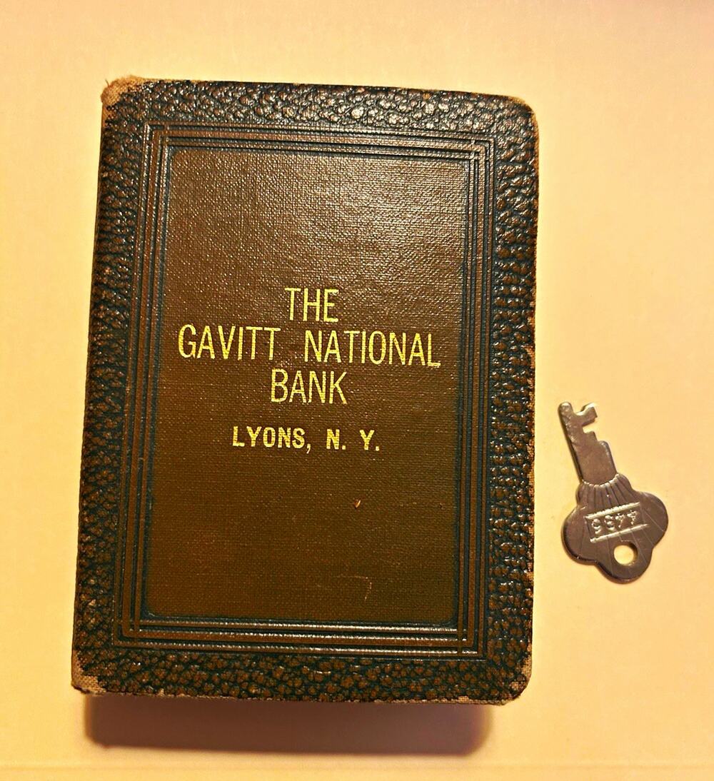 1923 Gavitt National Bank Lyons NY Book of Thrift Coin Bank w Key Antique Wayne